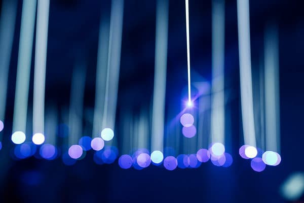 internet lysende fibertraade mod moerk baggrund